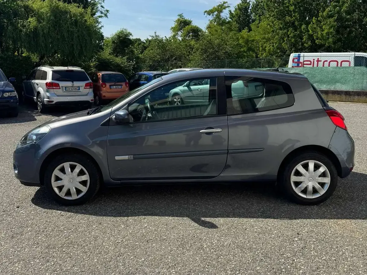 Usata Renault Clio II Dynamique 75 CV (55 kW) 2010 Grigio Berlina