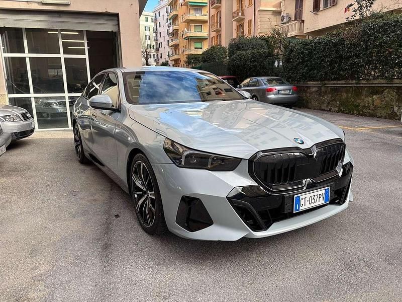 Usata BMW 520 M Sport 197 CV (144 kW) 2024 Grigio Berlina