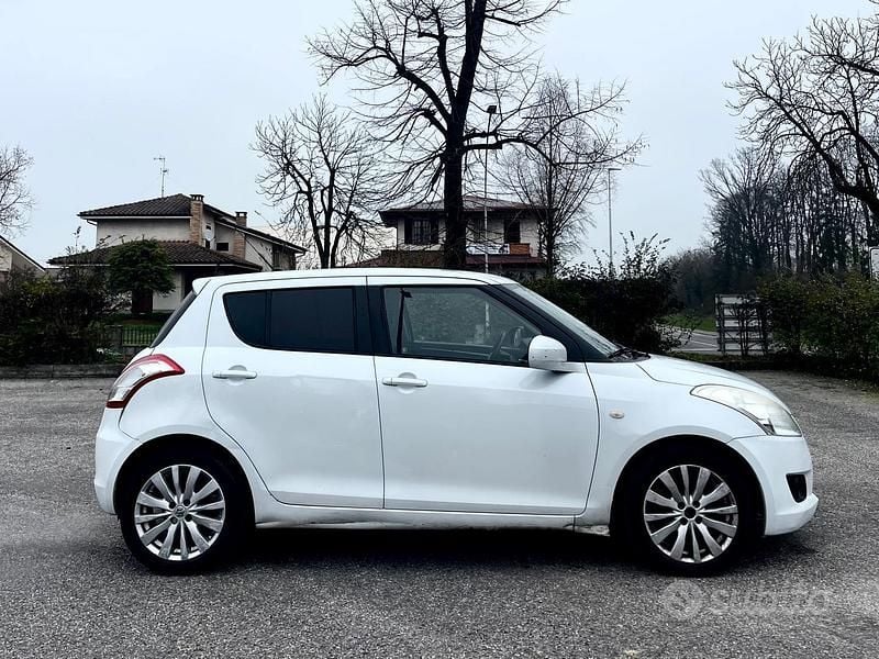 Usata Suzuki Swift 93 CV (68 kW) 2012 Bianco Utilitaria