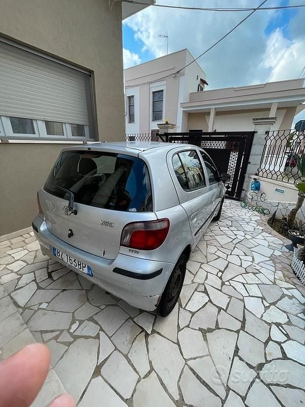Usata Toyota Yaris 2002 Grigio Berlina