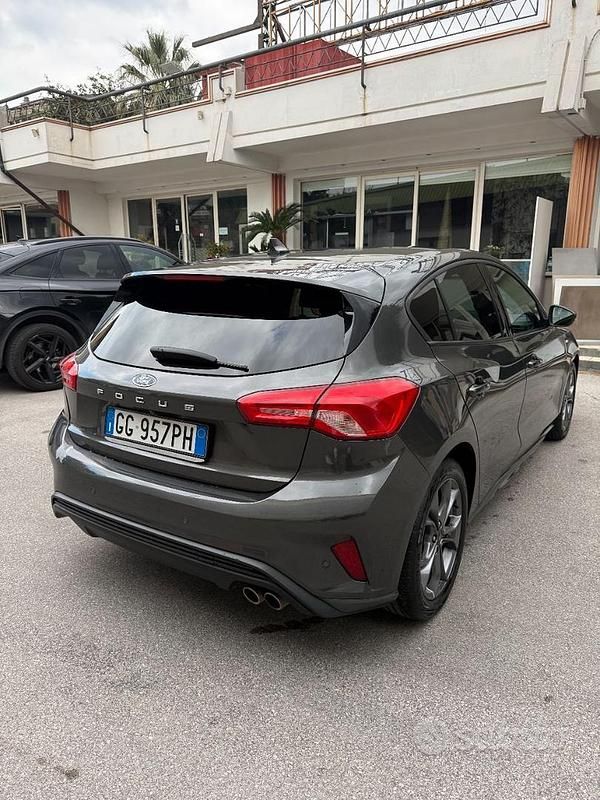 Usata Ford Focus ST-Line 120 CV (88 kW) 2021 Grigio Berlina