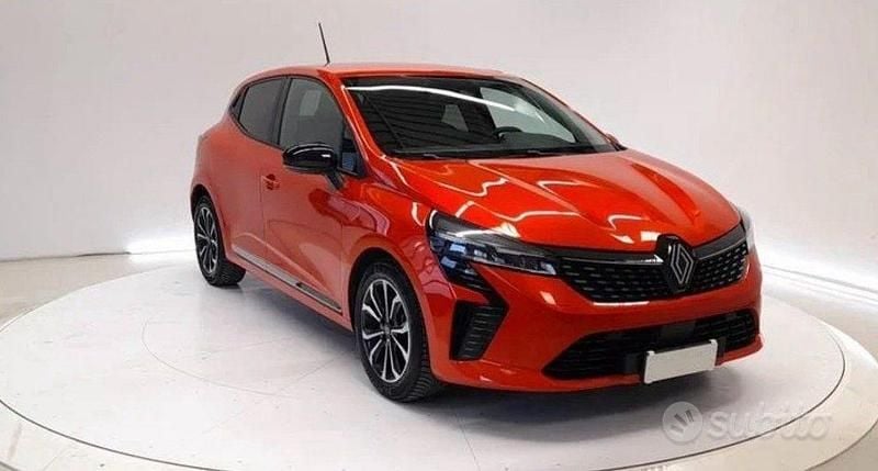Usata Renault Clio V Techno 101 CV (74 kW) 2024 Orange metallizzato Berlina