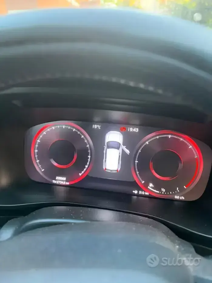 Usata Volvo XC40 Momentum 150 CV (110 kW) 2019 Nero SUV