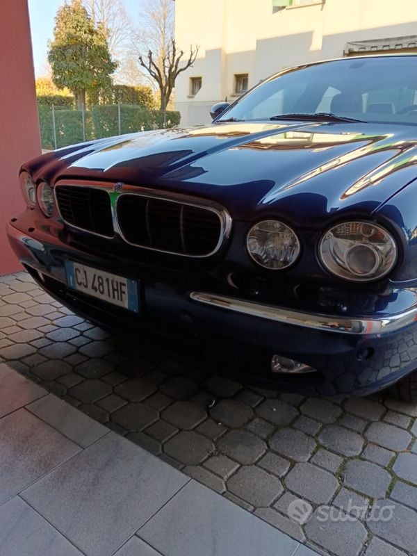 Usata Jaguar XJ8 258 CV (189 kW) 2003 Blu Berlina