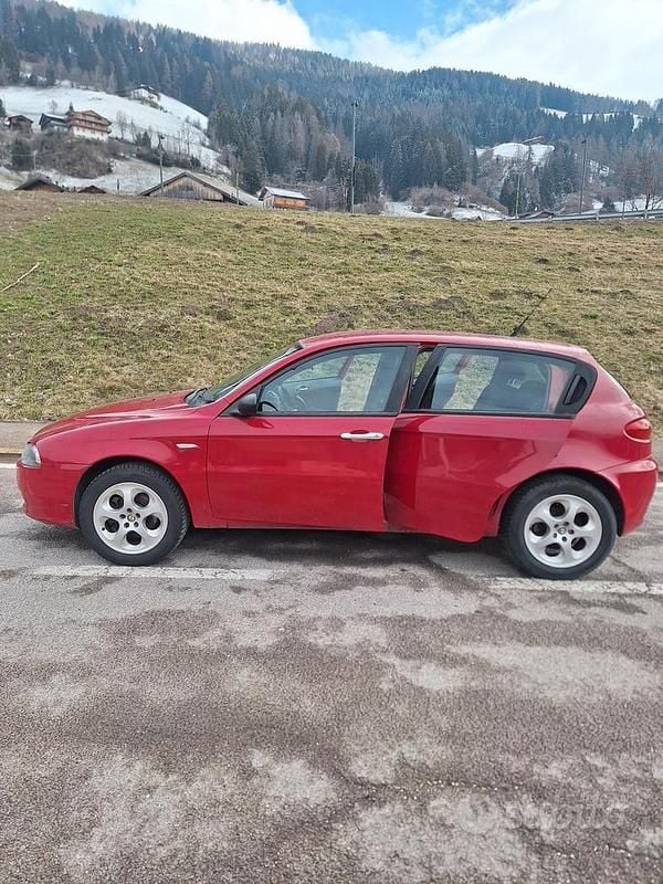 Usata Alfa Romeo 147 105 CV (77 kW) 2006 Rosso Utilitaria