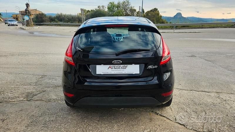 Usata Ford Fiesta Titanium 70 CV (51 kW) 2012 Nero Utilitaria