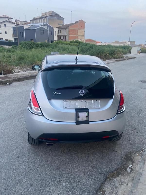 Usata Lancia Ypsilon Gold 69 CV (50 kW) 2014 Argento Utilitaria