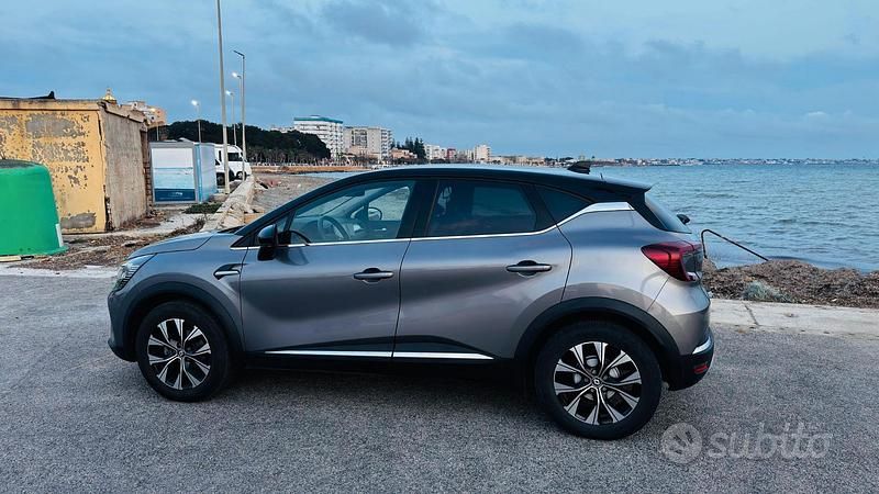 Usata Renault Captur 100 CV (73 kW) 2023 Grigio SUV
