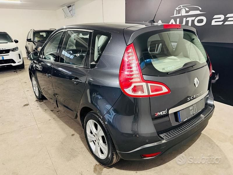 Usata Renault Scénic III 110 CV (80 kW) 2012 Grigio Monovolume