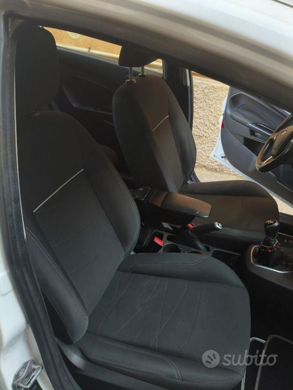 Usata Ford Fiesta 90 CV (66 kW) 2015 Bianco Utilitaria