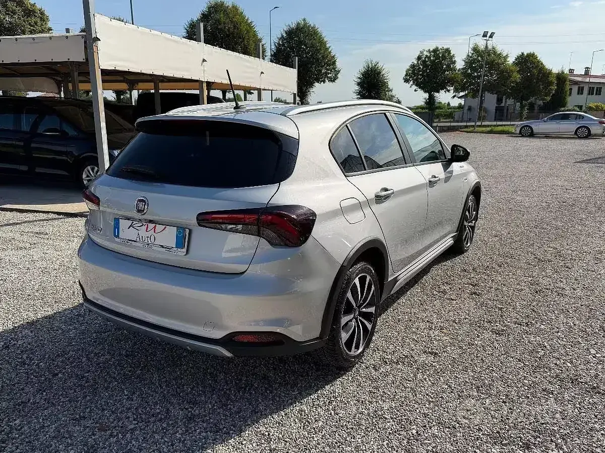 Usata Fiat Tipo Cross 131 CV (96 kW) 2023 Grigio chiaro Berlina