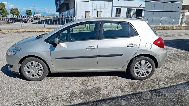 Usata Toyota Auris Sol 101 CV (74 kW) 2009 Grigio Berlina