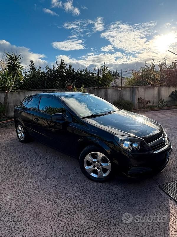 Nero Usata 2006 Opel Astra GTC Tre volumi | 2000 € (Buon prezzo) - Immagine 1/4
