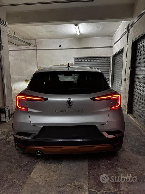 Usata Renault Captur Intens 101 CV (74 kW) 2021 Grigio SUV