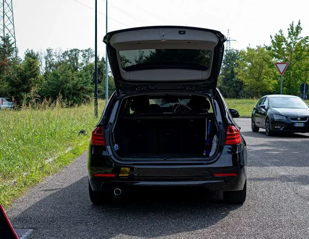 Usata BMW 318 90 CV (66 kW) 2001 Nero Station wagon