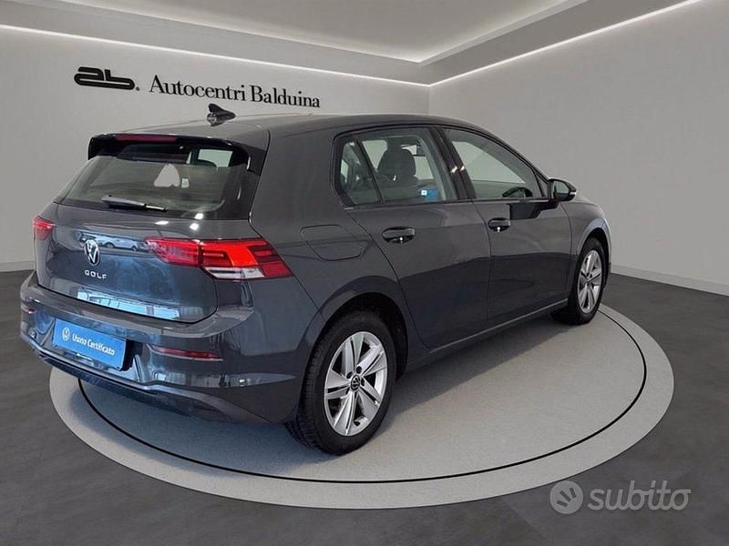 Usata VW Golf VIII Life 131 CV (96 kW) 2023 Grigio urano Berlina