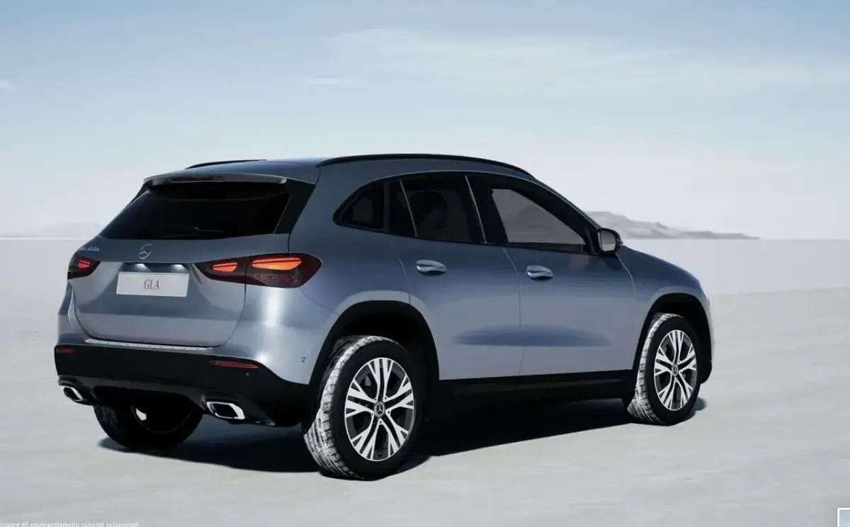 Nuova Mercedes GLA200 150 CV (110 kW) 2025 Argento SUV