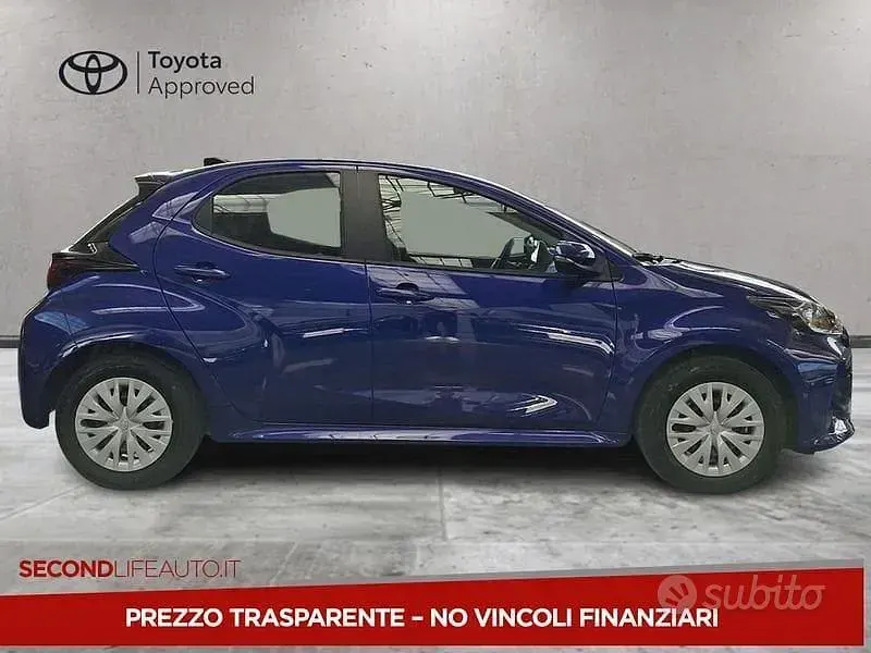 Nuova Toyota Yaris Hybrid 2026 Blu Berlina