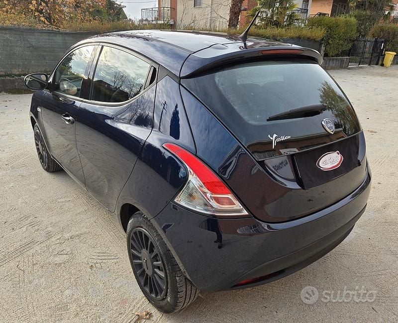 Usata Lancia Ypsilon 69 CV (50 kW) 2019 Blu Utilitaria