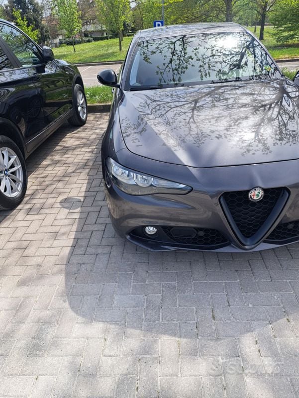 Usata Alfa Romeo Giulia 180 CV (132 kW) 2018 Grigio Berlina