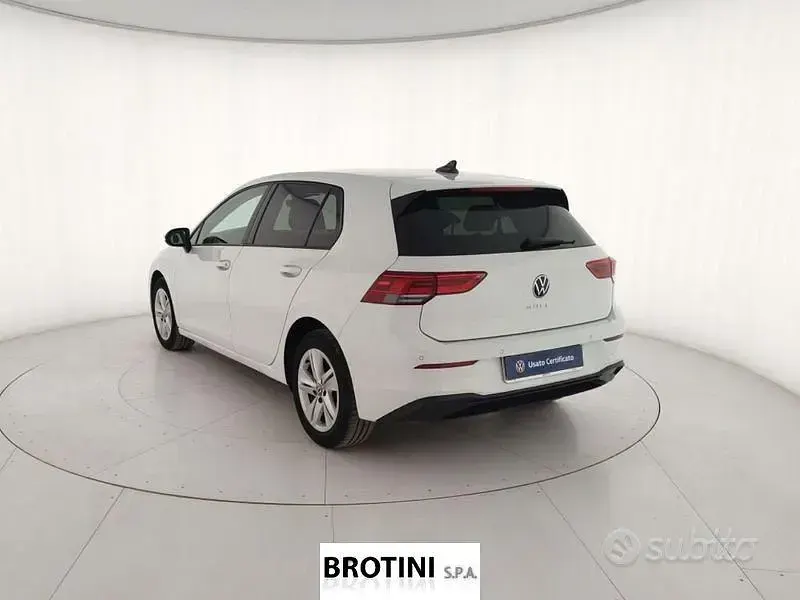 Usata VW Golf VIII Life 131 CV (96 kW) 2022 Bianco Berlina