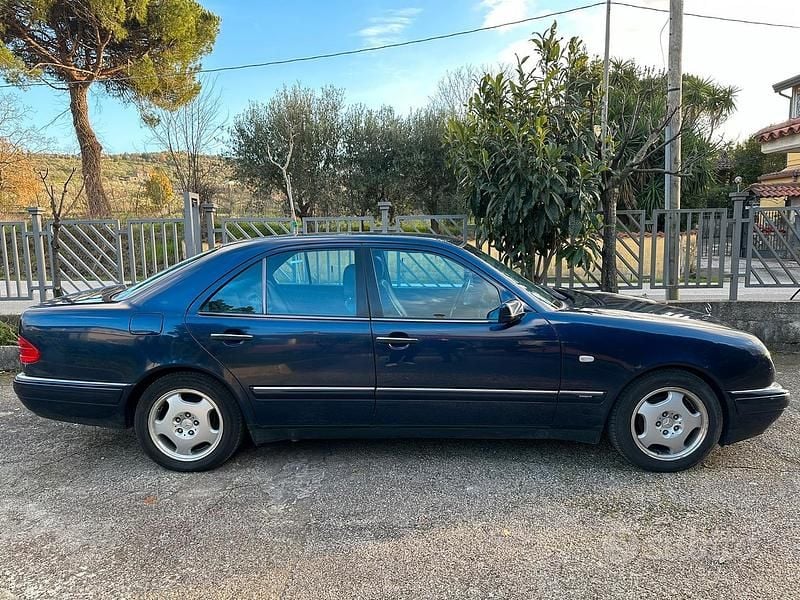 Usata Mercedes E250 Avantgarde 113 CV (83 kW) 1998 Blu Berlina