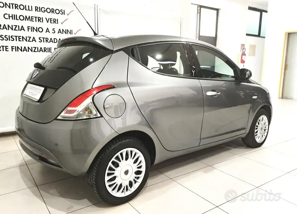 Usata Lancia Ypsilon Silver 69 CV (50 kW) 2016 Grigio Utilitaria