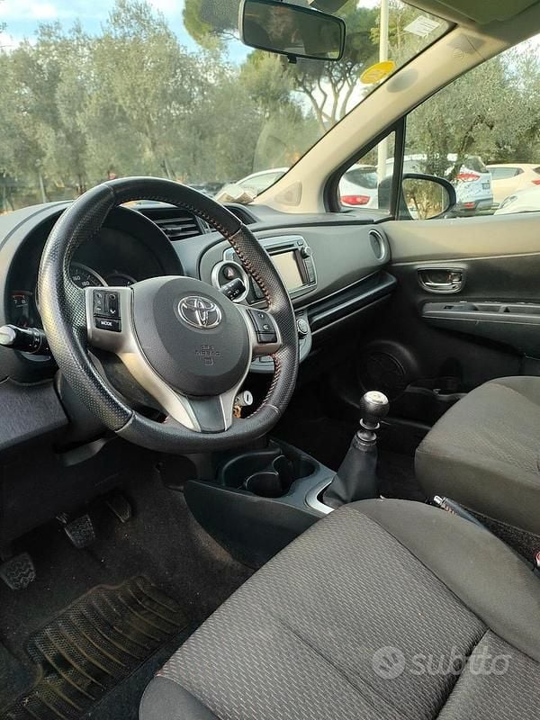 Usata Toyota Yaris Lounge 101 CV (74 kW) 2011 Nero Utilitaria