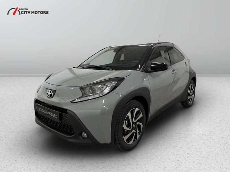 Tarragon & black Nuova 2025 Toyota Aygo X Trend SUV | 16.550 € (Buon prezzo) - Immagine 1/4