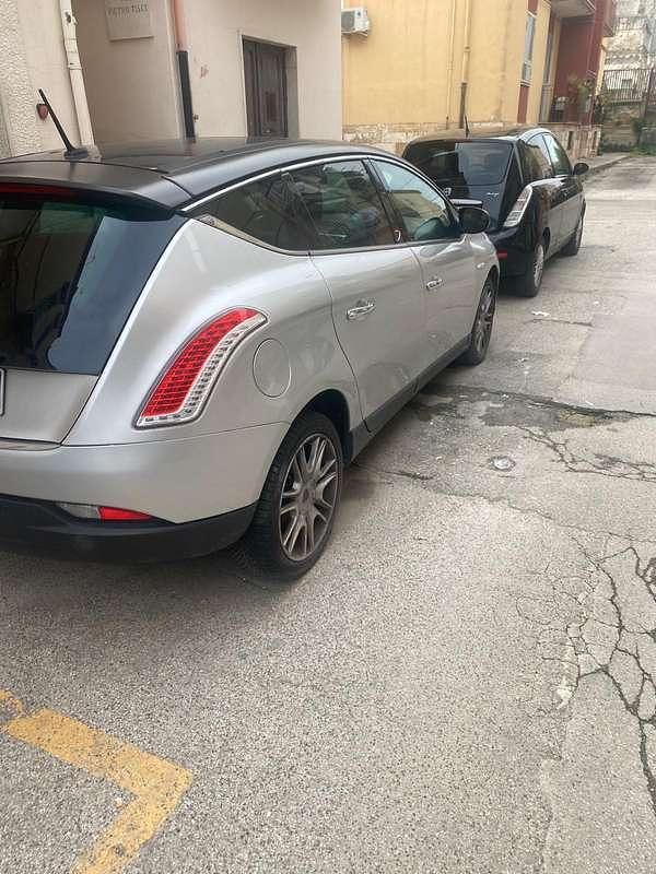 Usata Lancia Delta 120 CV (88 kW) 2009 Argento Utilitaria