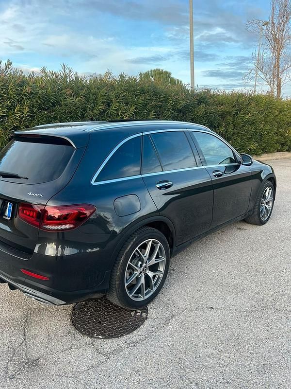 Usata Mercedes GLC300 245 CV (180 kW) 2020 Nero SUV