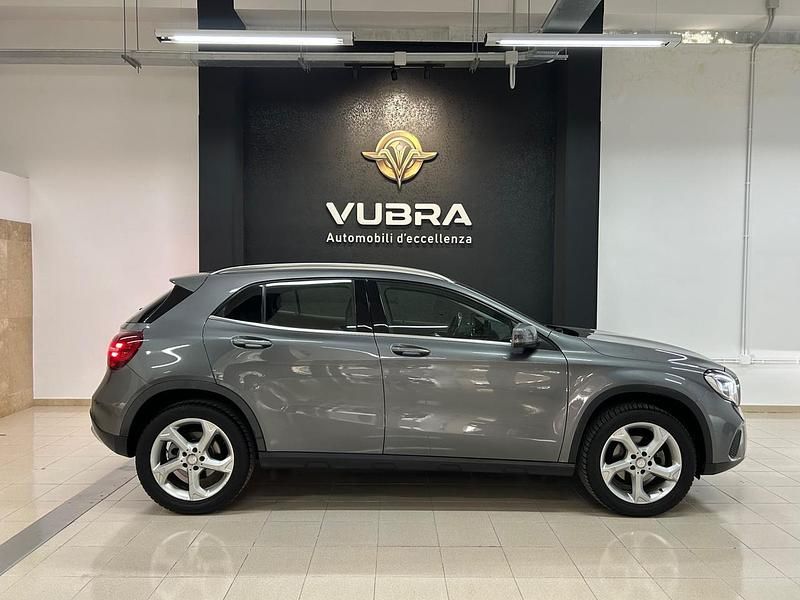 Usata Mercedes GLA180 109 CV (80 kW) 2017 Grigio SUV