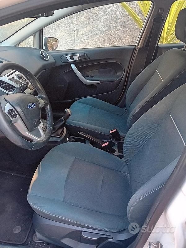 Usata Ford Fiesta 96 CV (70 kW) 2012 Bianco Utilitaria