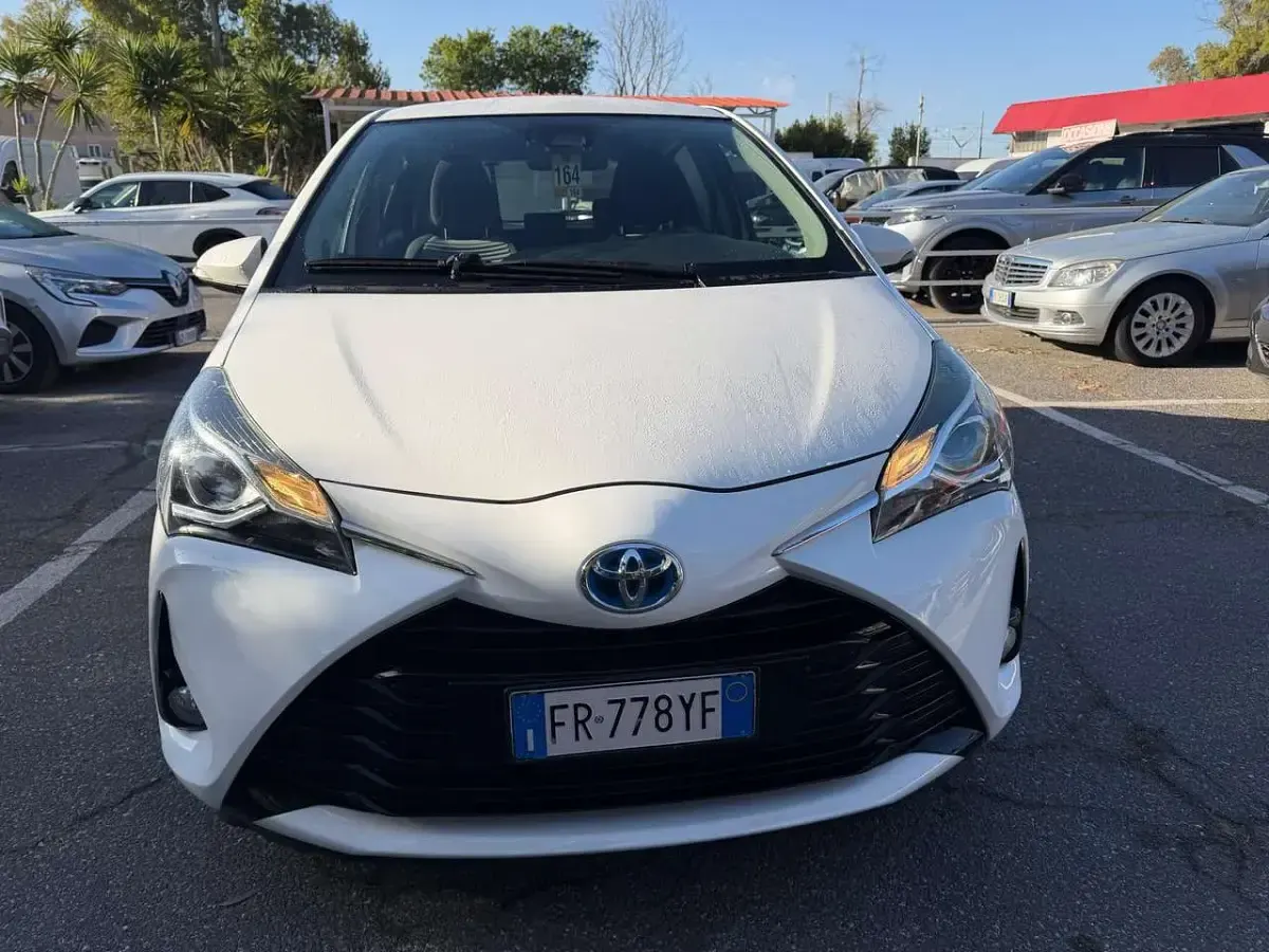 Usata Toyota Yaris Hybrid Cool 73 CV (53 kW) 2018 Bianco Berlina