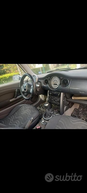 Usata Mini Cooper 90 CV (66 kW) 2004 Grigio Utilitaria