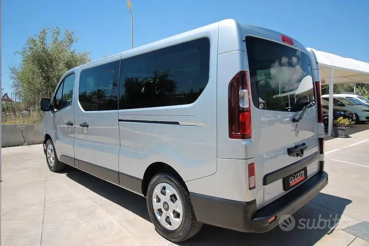 Usata Renault Trafic 150 CV (110 kW) 2024 Grigio Monovolume