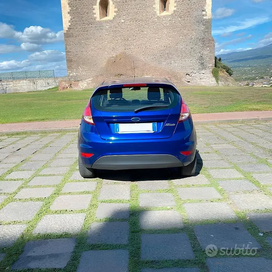 Usata Ford Fiesta 75 CV (55 kW) 2016 Blu Utilitaria