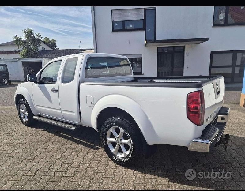 Second-hand Nissan Navara 190 CP (139 kW) 2015 Alb Pickup