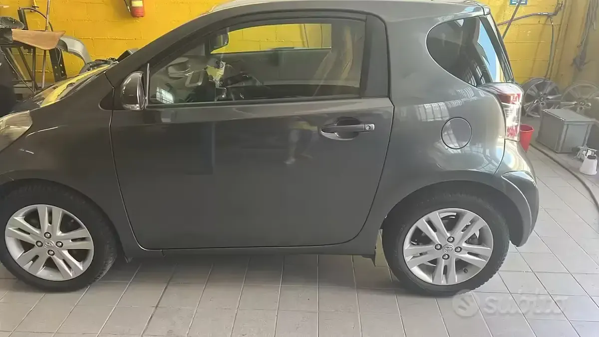 Usata Toyota iQ Executive 99 CV (72 kW) 2009 Grigio Utilitaria