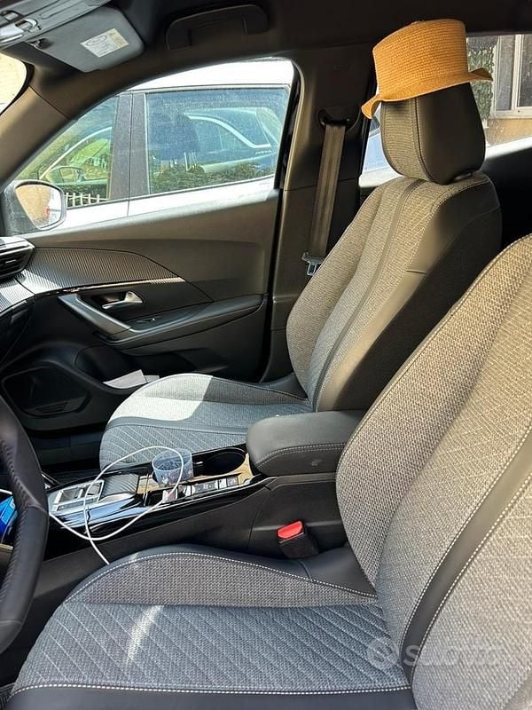 Usata Peugeot 2008 Allure 130 CV (95 kW) 2024 Nero SUV