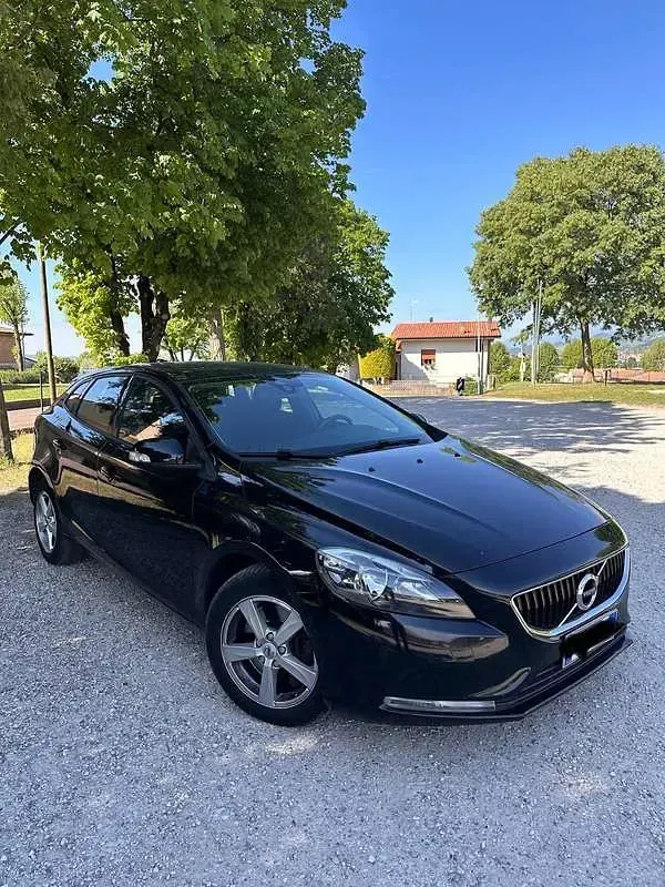 Usata Volvo V40 Momentum 120 CV (88 kW) 2017 Berlina
