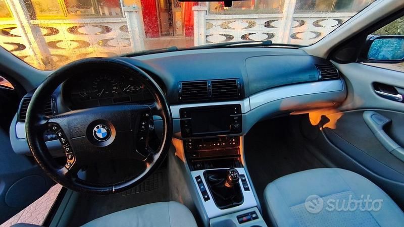 Begagnad BMW 320 2002 Svart Kombi