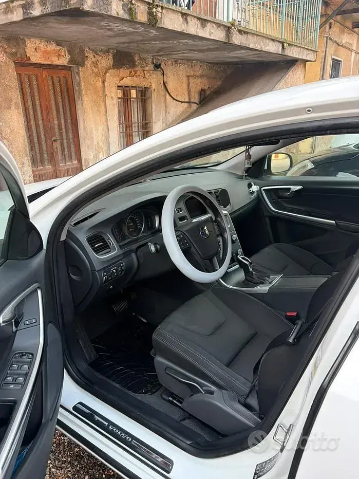 Usata Volvo V60 150 CV (110 kW) 2017 Bianco Station wagon