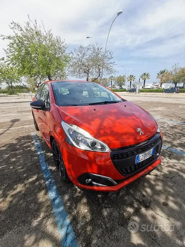 Begagnad Peugeot 208 Active 75 HK (55 kW) 2015 Röd Halvkombi