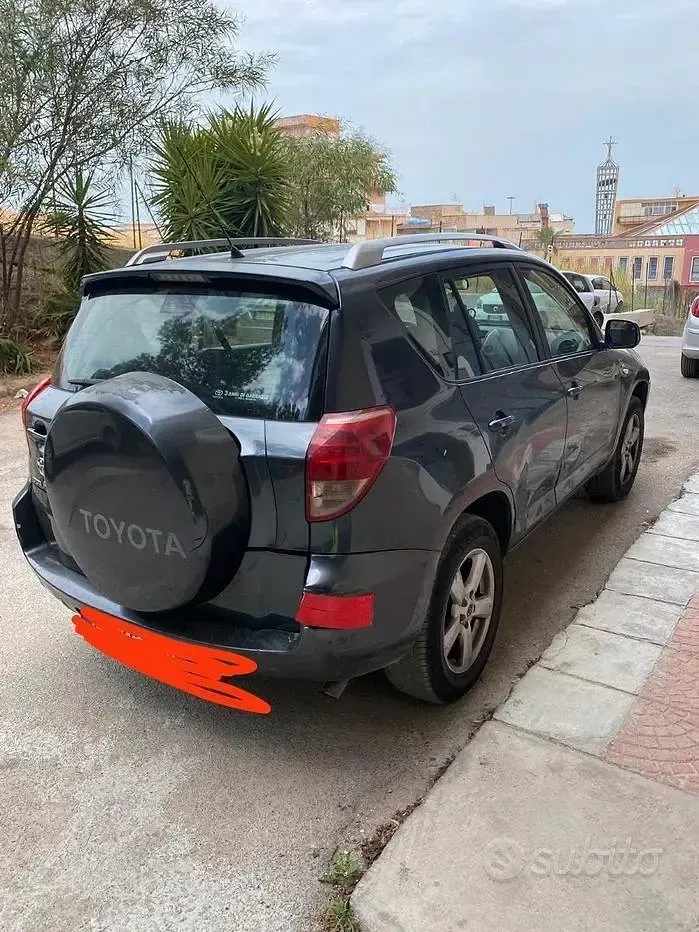 Usata Toyota RAV4 152 CV (111 kW) 2007 Grigio SUV