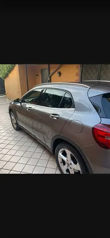 Usata Mercedes GLA200 136 CV (100 kW) 2018 Grigio SUV