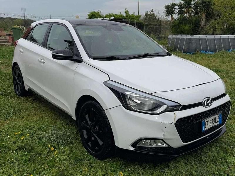 Usata Hyundai i20 Comfort 90 CV (66 kW) 2015 Bianco Utilitaria