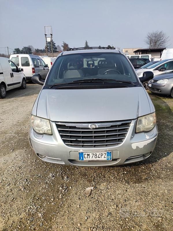 Usata Chrysler Voyager 143 CV (105 kW) 2004 Grigio Monovolume