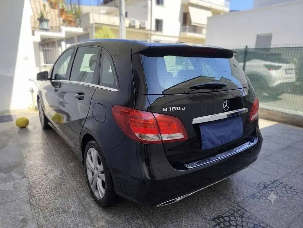 Usata Mercedes B180 110 CV (80 kW) 2015 Nero Utilitaria
