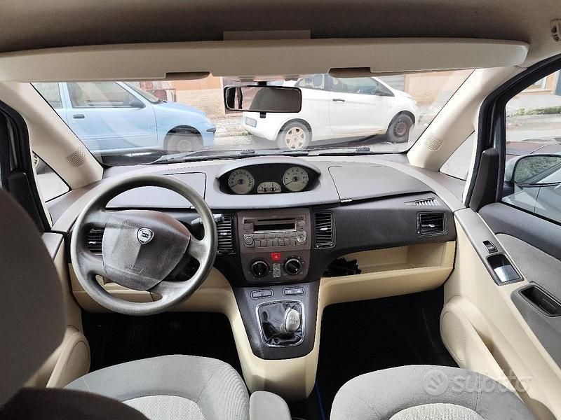Usata Lancia Musa 95 CV (69 kW) 2006 Grigio Monovolume